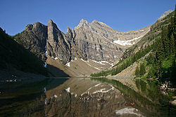 Vue du mont Whyte, au centre, dominant le lac Agnes