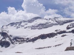 Le versant nord du mont Perdu et son glacier en hiver