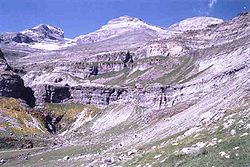 Les « trois sœurs » depuis le haut de la vallée d'Ordesa, de gauche à droite : le Cylindre du Marboré (3 328 m), le Mont Perdu (3 355 m) et le Soum de Ramond / Pic d'Anisclo (3 254 m).