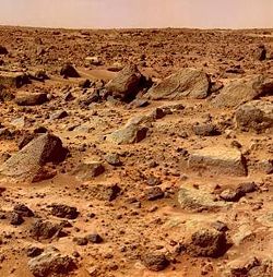 Sol jonché de rochers volcaniques vu par Mars Pathfinder le 8 septembre 1999[110].