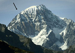 Pointe Louis Amédée (à gauche du sommet enneigé du mont Blanc et du sommet rocheux du mont Blanc de Courmayeur)