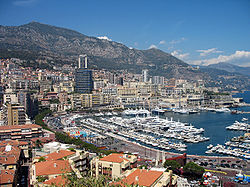 Vue de Monaco avec le mont Agel au fond