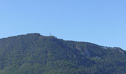 La croix du Mont Mimat, et à droite l'ermitage