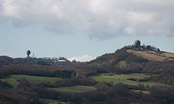 Vue du mont Verdun (à gauche en arrière plan) et du mont Thou (à droite au premier plan) depuis le mont Cindre.