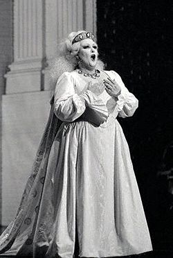 Montserrat Caballé dans Semiramide (Sémiramis en français) de Gioacchino Rossini.
