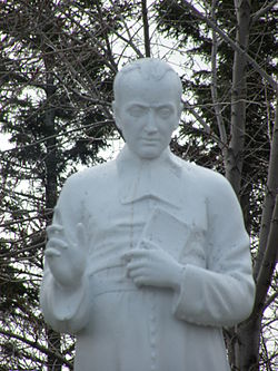 Détail du monument au père Lafrance à Tracadie-Sheila.