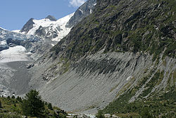 Vue du glacier sur la gauche de la photo.
