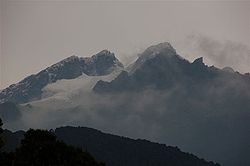 Vue du mont Stanley, avec le pic Alexandra à gauche et le pic Marguerite à droite, depuis le refuge John Matte à 3 414 mètres d'altitude.