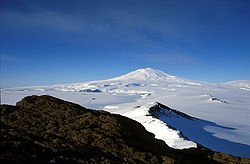 Le mont Erebus vu depuis la péninsule de Hut Point.