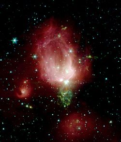 Image dans l'infrarouge de NGC 7129 prise en 2004 par le télescope spatial Spitzer.