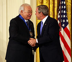 N. Scott Momaday recevant la National Medal of Arts du président George W. Bush en 2007.