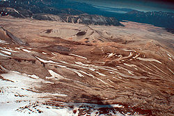 Vue générale du Novarupta composé de sa caldeira peu marquée et de son dôme de lave ; la vallée des Dix Mille Fumées est visible en haut à droite.