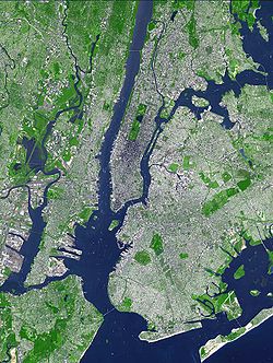Image satellite du New York Harbor avec l'océan Atlantique au sud et l'Hudson au nord.