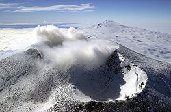 Vue aérienne des cratères du mont Erebus au premier plan et du mont Terror au second plan.