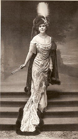 Olga Valerianovna en tenue de bal