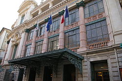 La façade avant, rue Saint-François-de-Paule