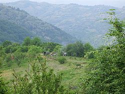 Les monts Ostrozub près de Javorje
