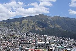 Le Guagua Pichincha vu depuis Quito en 2004.