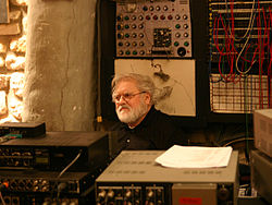 Pierre Henry dans son "laboratoire" en 2008