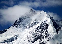 Le Piz Bernina et le Biancograt (« arête blanche »)