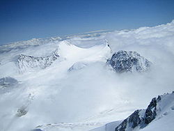 Le piz Argient (le troisième sommet en partant de gauche) du sommet du piz Bernina