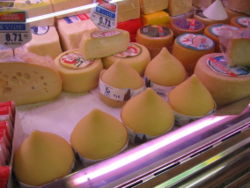 Queso de tetilla (entre autres fromages), à la vente dans une vitrine.