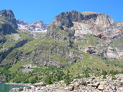 Le Rochail, à gauche, vu depuis le lac Lauvitel