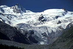 Vue du piz Glüschaint (à gauche) au-dessus du glacier Roseg.