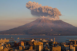 Le Sakurajima émettant un panache volcanique le 23 novembre 2009 avec la ville de Kagoshima au premier plan.