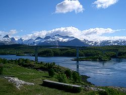 Vue du Saltstraumen avec le pont du même nom et les montagnes de Børvasstindene en arrière plan.