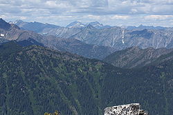 Vue du Seven Fingered Jack (centre gauche) et du mont Maud (centre droit), au dernier plan