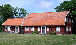 Une bibliothèque et une ferme en Suède ; les deux univers de Désirée et Benny, les protagonistes du roman.