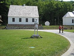 Sculpture en hommage à Nikola Tesla à Smiljan