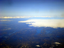 Vue aérienne du nord-ouest du Vatnajökull : le Bárðarbunga se trouve sous les glaces au centre de l'image, derrière la masse sombre dépassant du glacier, l'Hamarinn.