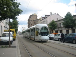 Tramway T2 de Lyon (Avenue Berthelot, angle rue du Repos).