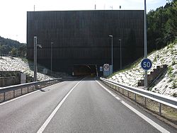 Tunnel Maurice-Lemaire detail.jpg