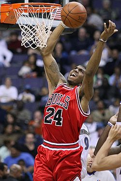 Tyrus Thomas, sous le maillot des Bulls de Chicago, lors de la préparation au dunk
