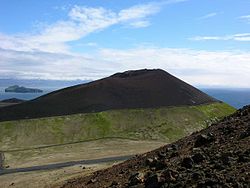 Vue du cône volcanique de l'Eldfell depuis l'Helgafell.