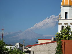 Le Colima et son panache éruptif vu depuis la ville de Colima en décembre 2006.