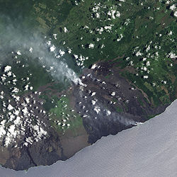 Image satellite du Kīlauea émettant un panache volcanique depuis le cratère Halemaʻumaʻu dans la caldeira du Kīlauea.