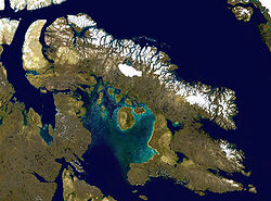 Vue satellite de l'île de Baffin avec les monts du même nom sur la côte nord-est.