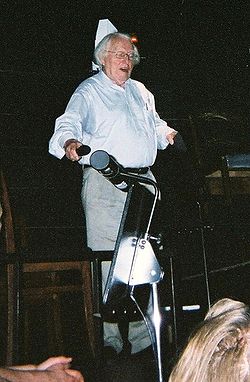 Conférence de Wolfgang Wagner dans la fosse du Festspielhaus en 2004