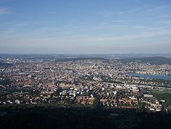 Vue de Zurich et de l'Adlisberg (à droite en arrière plan) depuis l'Uetliberg.