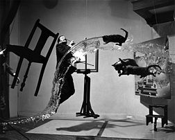 Dali Atomicus, portrait de Salvador Dalí réalisé en 1948 par le photographe américain Philippe Halsman. (définition réelle 3 703 × 2 971)