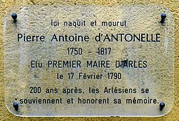 A gauche l'hôtel d'Antonelle et à droite la plaque qui rappelle son souvenir.