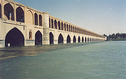 La rivière Zayandeh Rud passant sous le 33 pol (pont aux 33 piliers) à Ispahan.