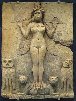 Bas-relief représentant la déesse mésopotamienne de la nuit Lilitu, debout, nue avec des ailes dans le dos, bras écartés et repliés, les paumes des mains qui tiennent ses insignes étant tournées vers l'avant à hauteur des épaules. Les pieds sont trois doigts pourvus de griffes qui reposent sur le corps d'un félin à deux têtes entouré de part et d'autre par deux chouettes représentées de face.