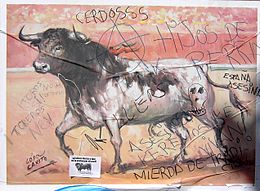 photographie en couleur montrant l'image peinte d'un taureau issu d'une affiche de corrida, recouverte de graffitis