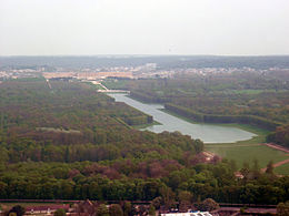 Vue aérienne par l’ouest du Grand Canal, avec le château de Versailles dans le fond.