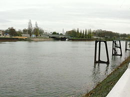 La confluence de la Vieille Mer (sous le pont jaune), du Canal Saint-Denis (au centre) avec la Seine.